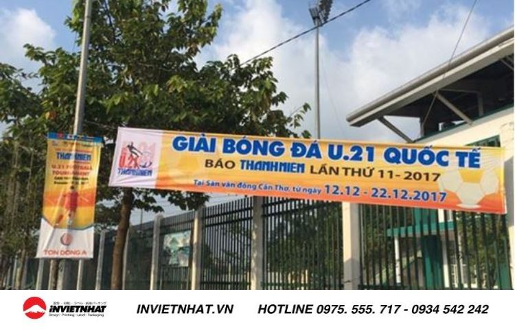 Băng rôn quảng bá sự kiện bóng đá thường treo chỗ đông người qua lại