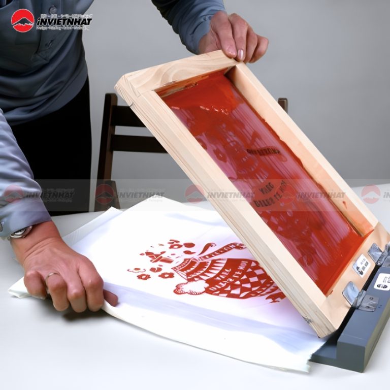 In lụa là gì? CHI TIẾT ưu nhược điểm, ứng dụng, quy trình in