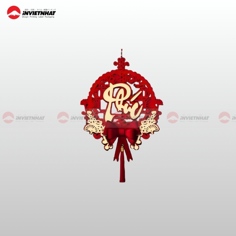 Chu Phuc vang nen do