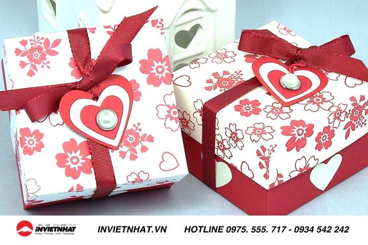 Mẫu hộp quà valentine trái tim ruy băng đỏ