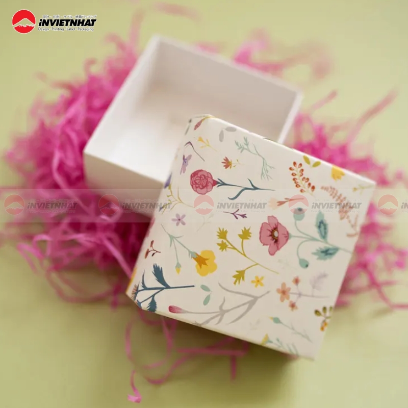 21+ Mẫu hộp giấy vuông thiết kế đa dạng, ĐỘC ĐÁO, đẹp mắt 38 hop giay vuong 1