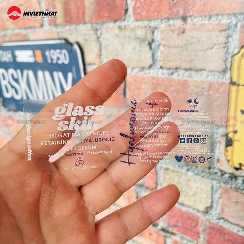 Nhan dan tiep thi bang nhua trong suot