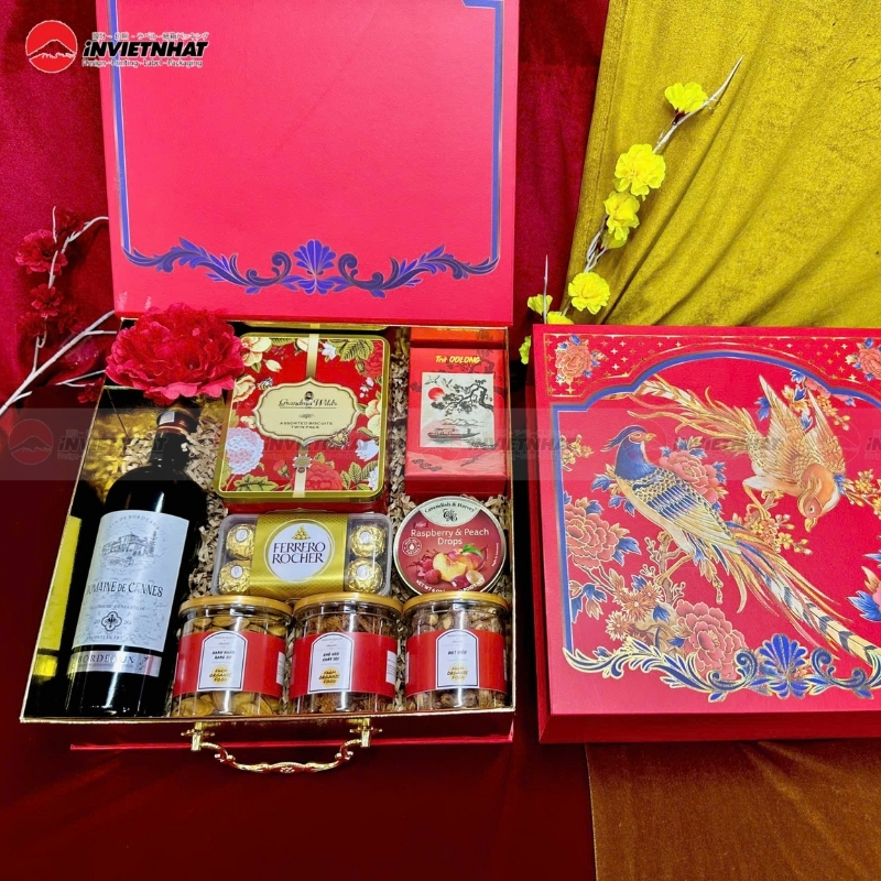 ben trong hop vali dung qua tet