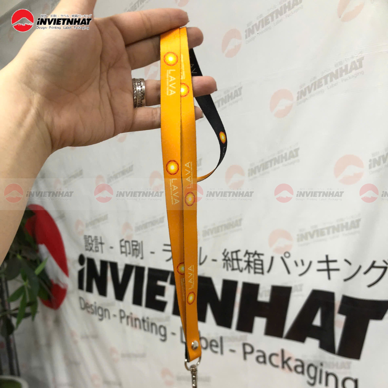 In lanyard - In logo lên dây đeo thẻ theo yêu cầu TPHCM 8 mẫu in dây đeo thẻ mặt vàng