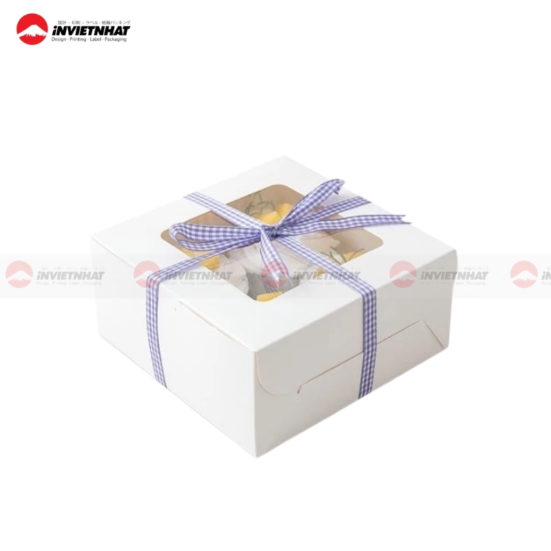 Hộp đựng bánh bông lan có màng nhựa trong suốt