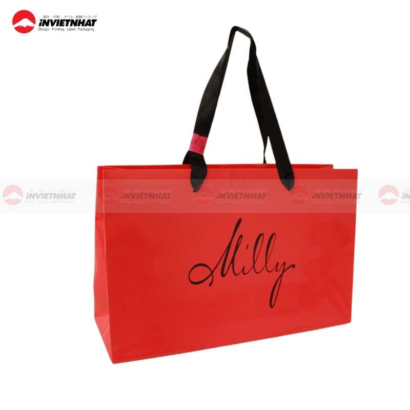 Túi giấy đỏ đựng quần áo