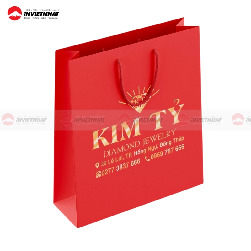 Túi giấy đỏ đựng trang sức