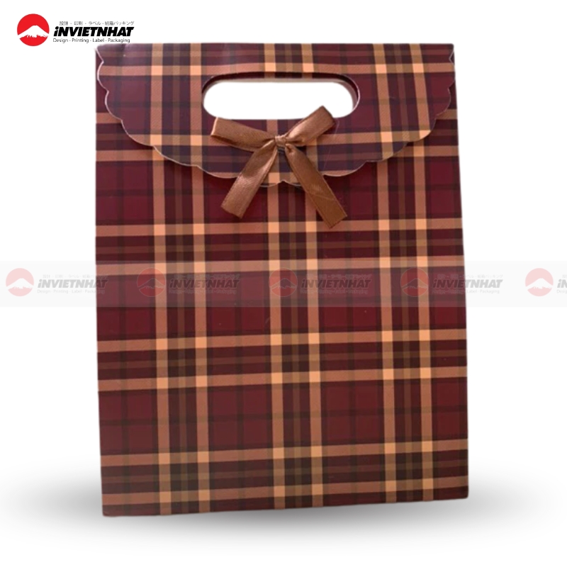 23+ Mẫu túi giấy nắp gập ĐỘC ĐÁO, sáng tạo & tiện lợi 27 Tui giay co nap caro