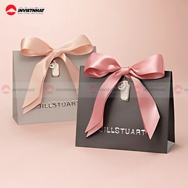 25+ Mẫu Túi Giấy Đựng Trang Sức ĐẸP & Sang Trọng 2025 16 Túi giấy có quai ruy băng đựng trang sức