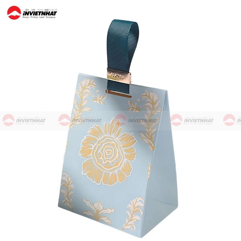 15+ Mẫu túi giấy tam giác CAO CẤP, độc đáo và tiện dụng 27 Tui giay tam giac mang di 1