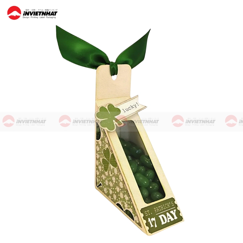 hop giay tam giac co cua so mica