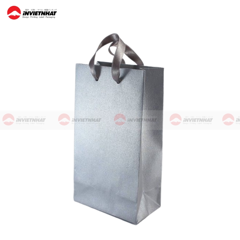 19+ Mẫu túi giấy màu bạc PHẢN QUANG, sang trọng, thu hút ánh nhìn 38 tui giay mau Satin silver