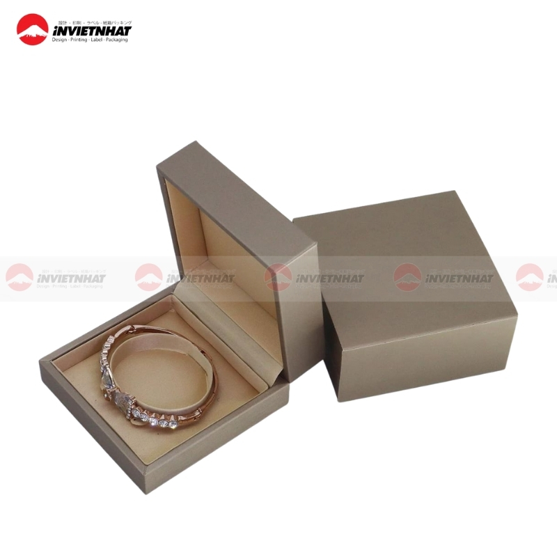 Hop giay chua lac tay