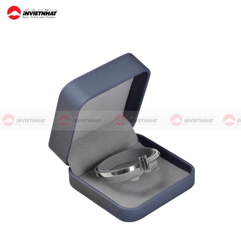 Hop giay dung lac tay bat len