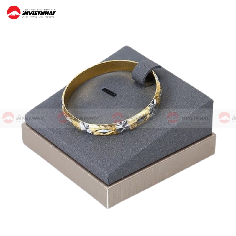 Hop giay dung lac tay day len