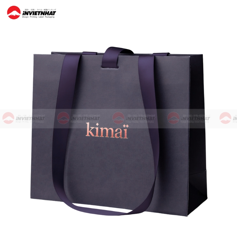 23+ Mẫu in túi giấy cho shop thời trang GIÁ RẺ, chất lượng, giao nhanh tại TPHCM 34 Túi giấy thời trang quai lụa dáng ngang