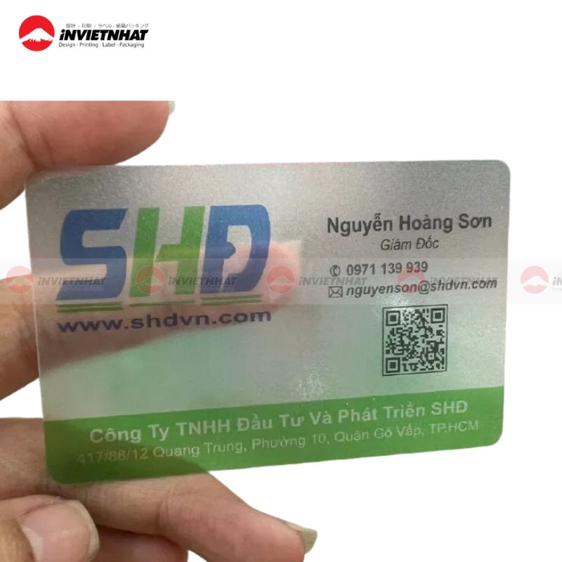 mau card visit co QR code nhua trong hien dai