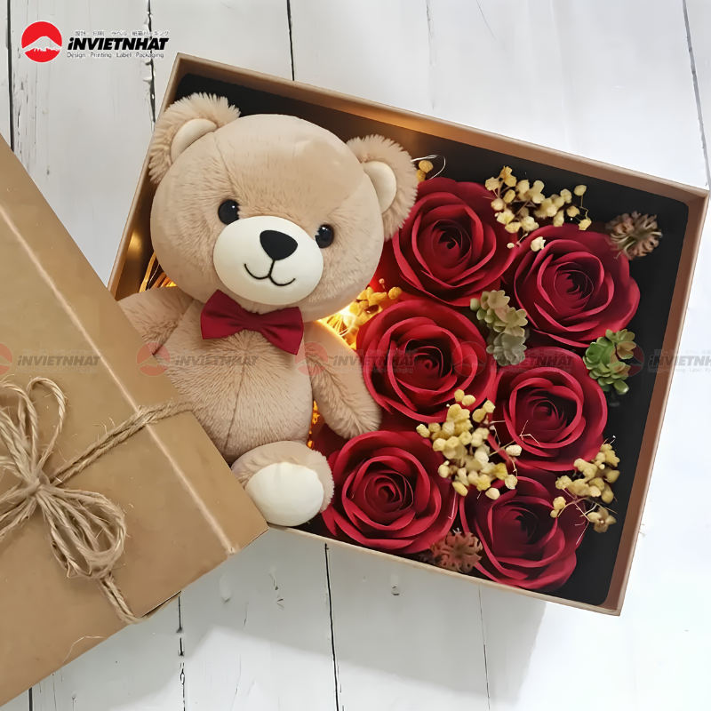 Mẫu hộp giấy gấu bông với hoa hồng