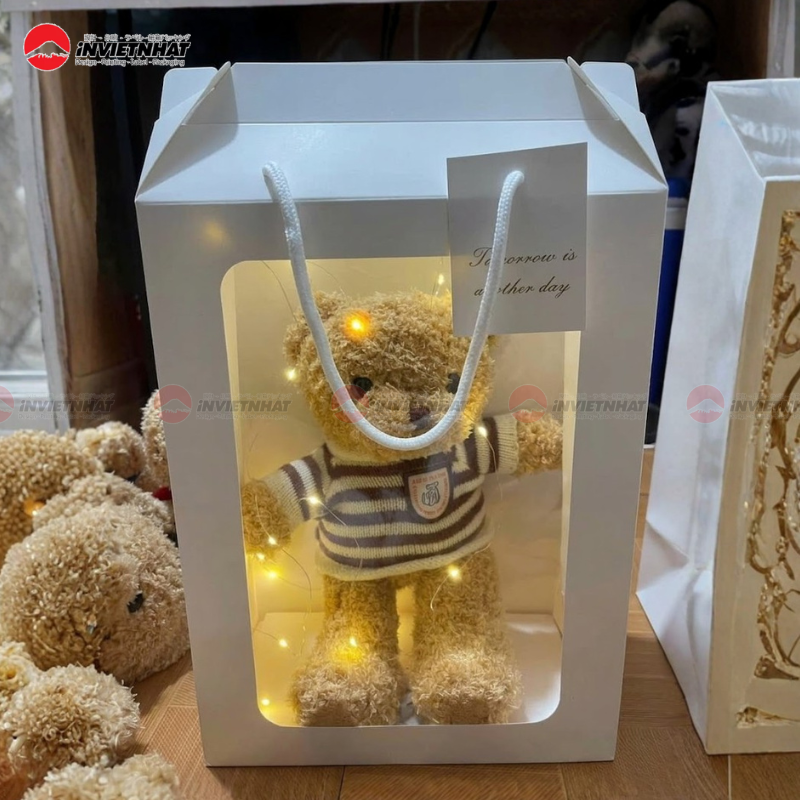 Hộp giấy có quai xách đựng gấu bông tiện dụng