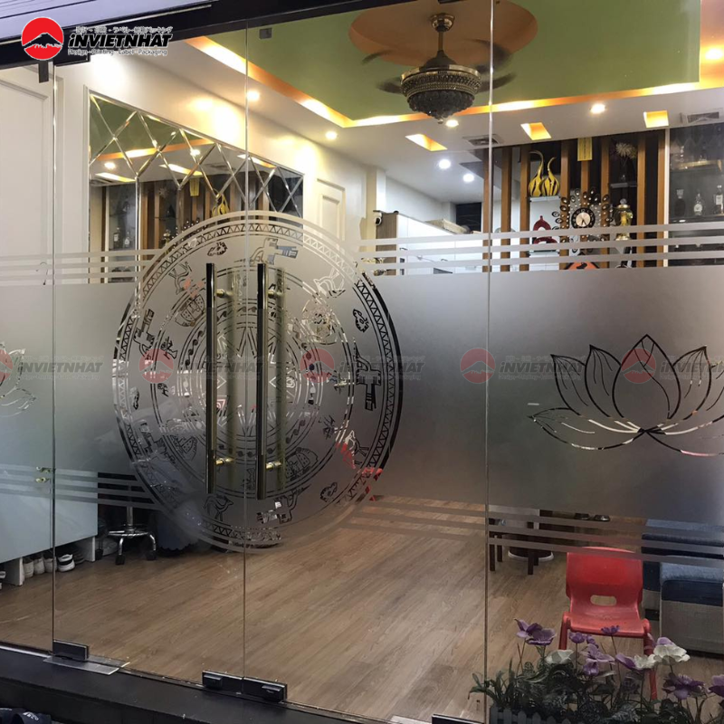 Mẫu decal dán kính hiện đại