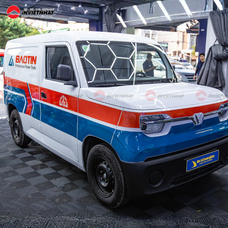 Xe ô tô dán decal dọc sườn đẹp