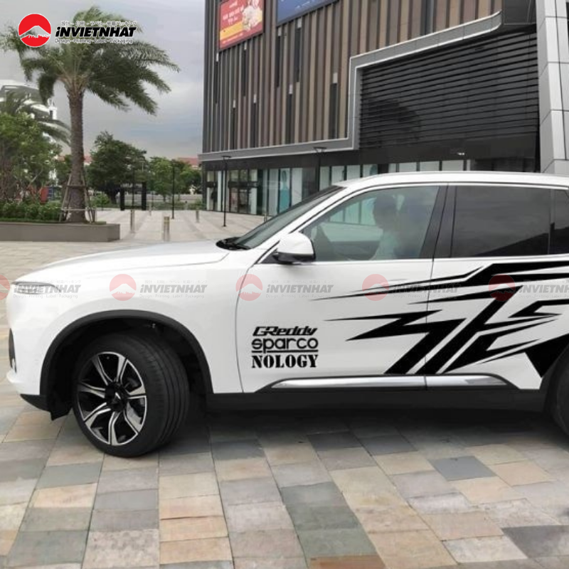 Decal xe ô tô thiết kế theo phong cách riêng