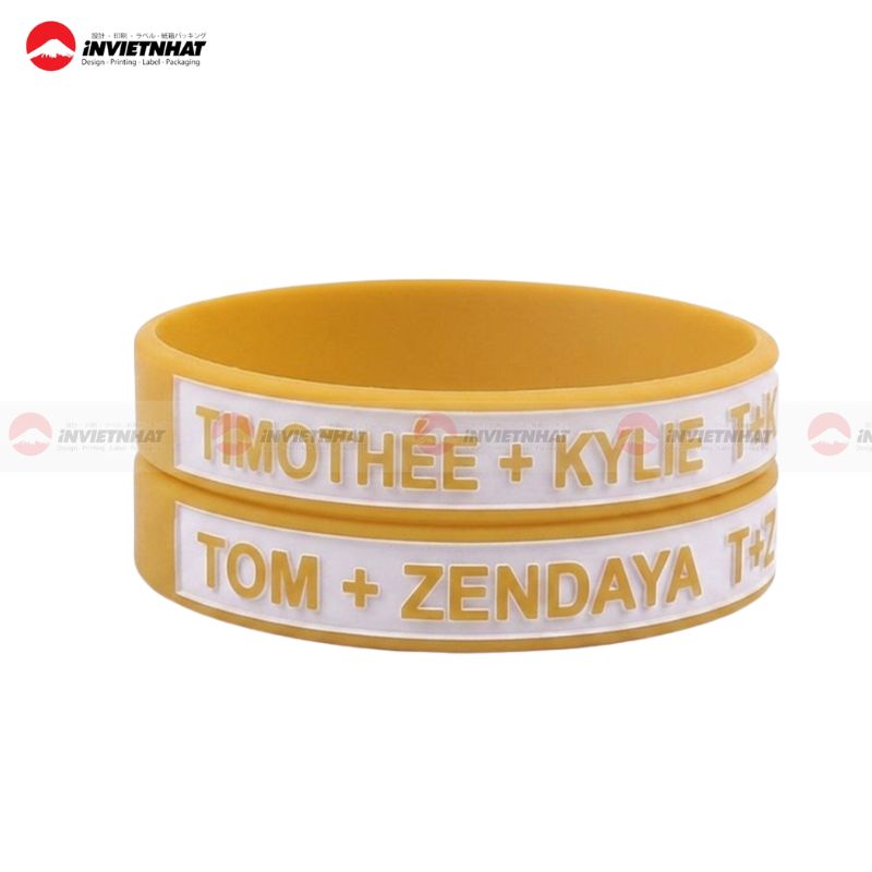 Mẫu vòng tay silicon dập chìm tên cặp màu vàng